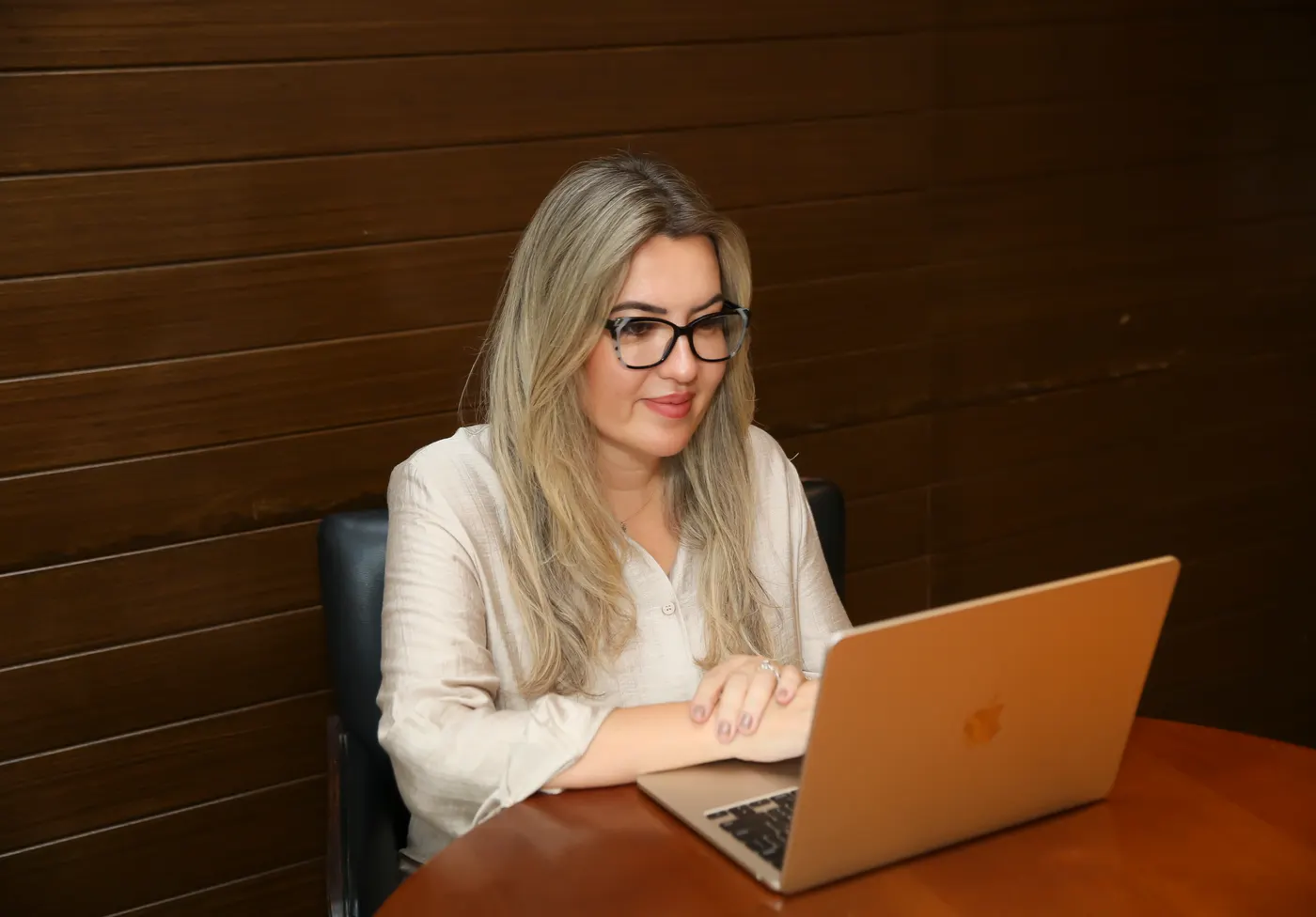 Pra. Gisele Oliveira em atendimento on-line