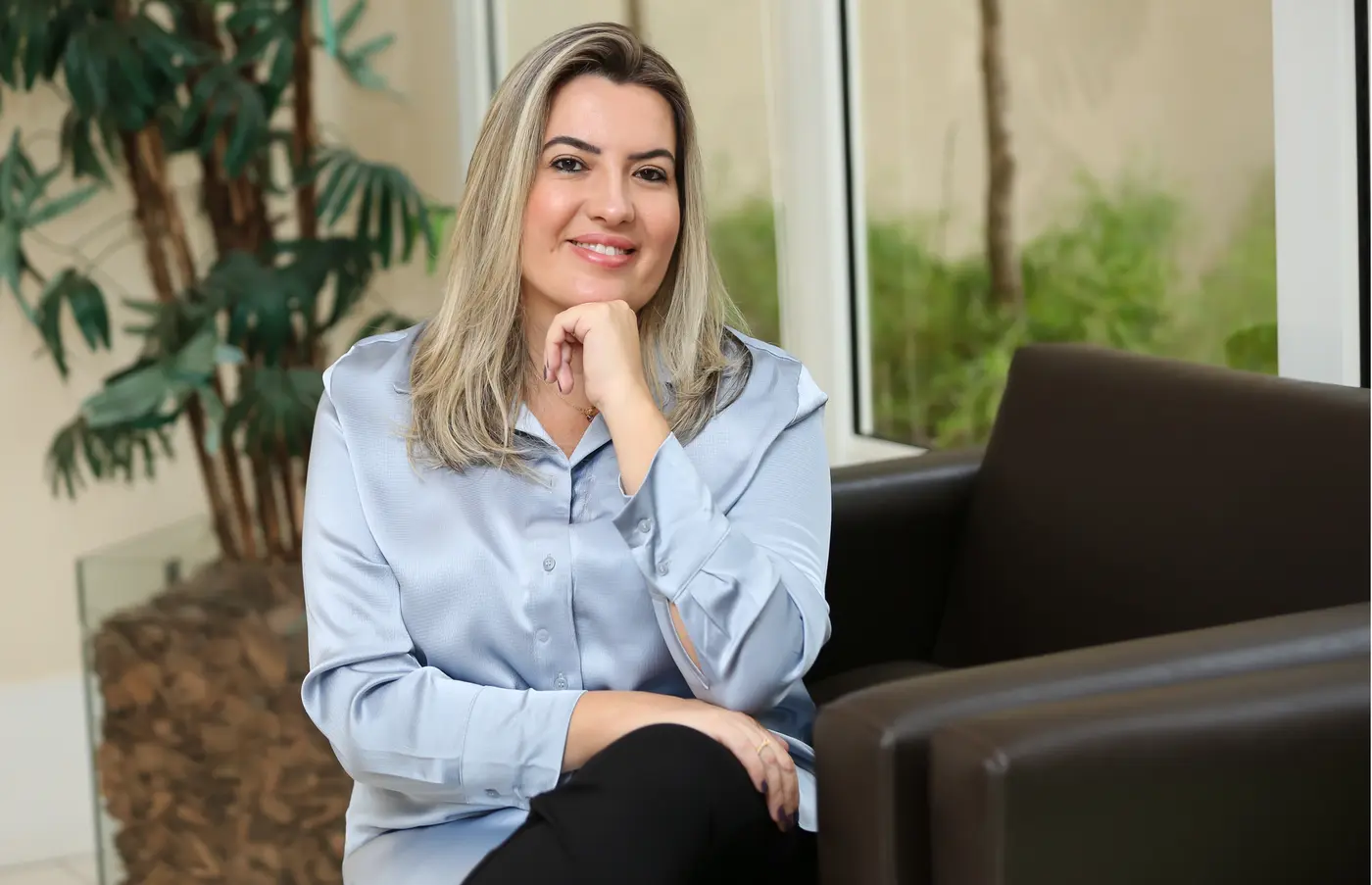 Pra. Gisele Oliveira em um ambiente de atendimento