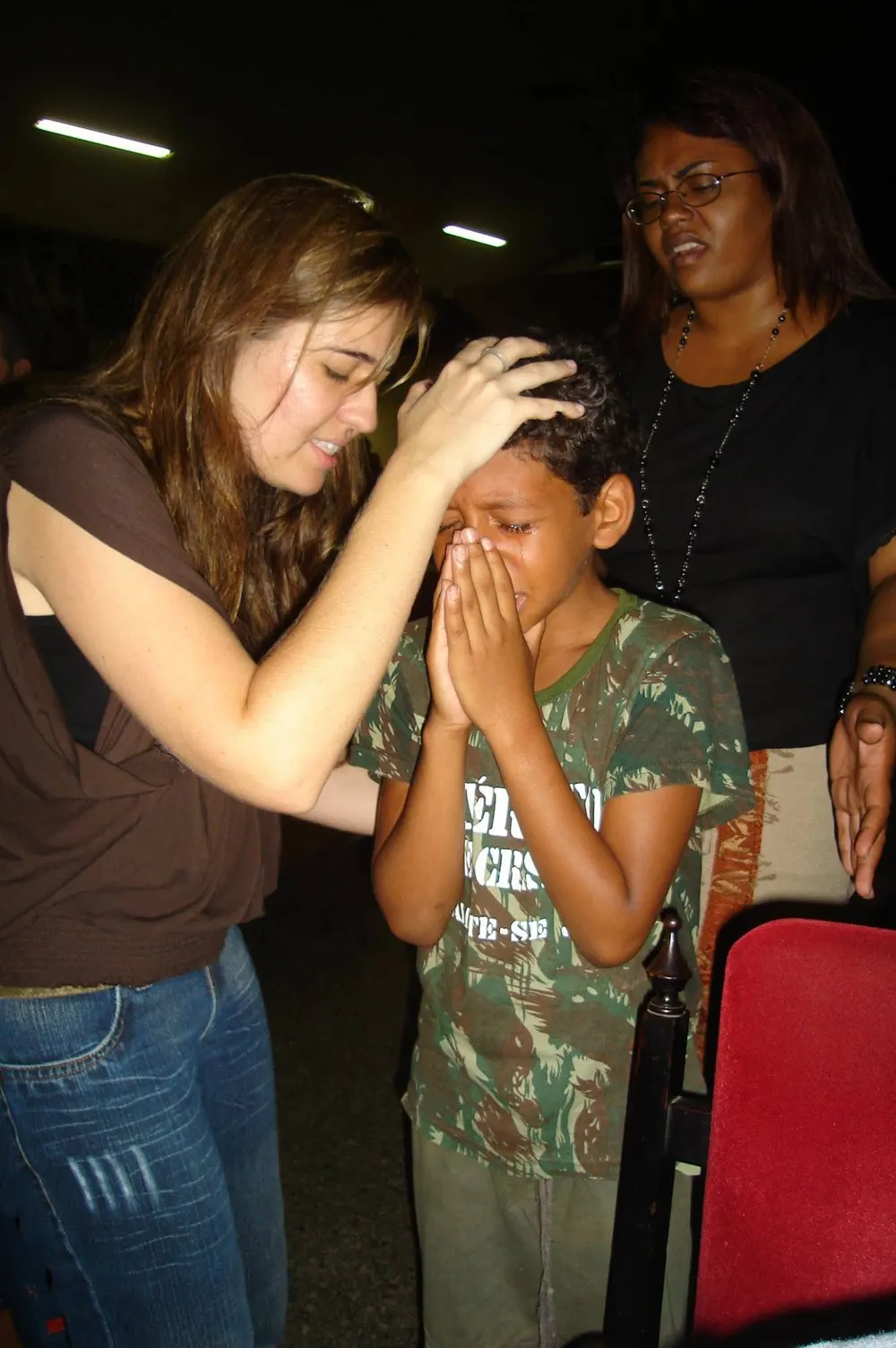 Momento de oração por um adolescente durante uma atividade